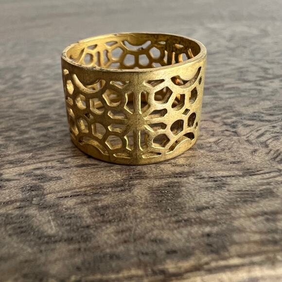 Gold tone filigree intricate wide cigar band ring - size 7 - Picture 5 of 5
